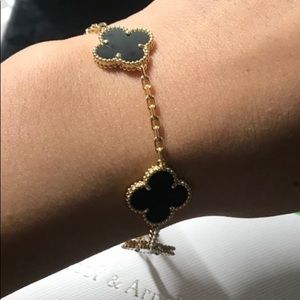5 motif VCA Onyx bracelet in yellow gold. Alhambra vintage collection